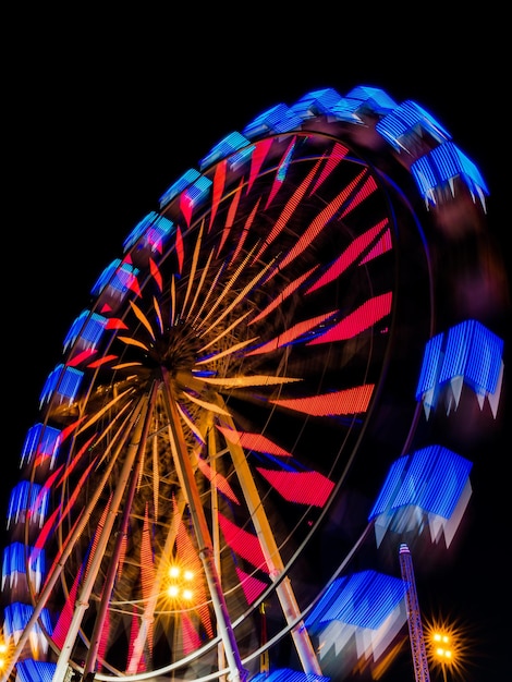 Photo image with the ferris wheel at night in a park of distractions