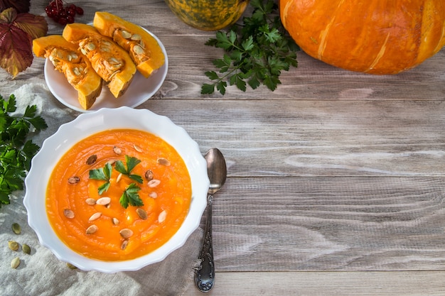 Un'immagine con una zucca