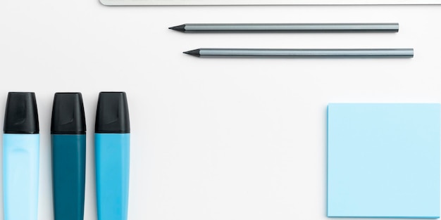 Фото Картинка со школьными принадлежностями цветные наклейки тетради ручки карандаши линейки калькулятор клавиатура ассортимент канцелярских принадлежностей важная информация написанная на бумаге
