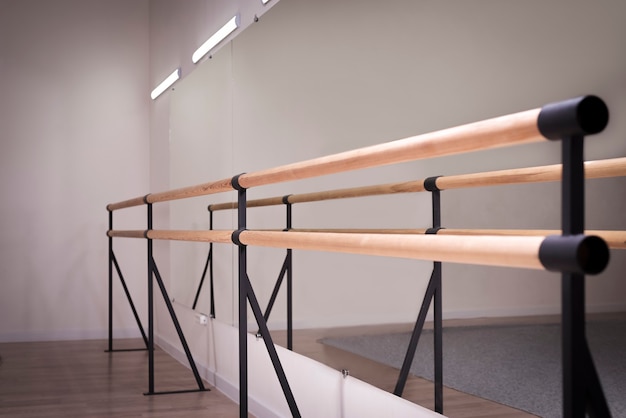 Immagine di barre di legno in uno studio di danza. il concetto di danza, balletto. attrezzatura professionale. tecnica mista