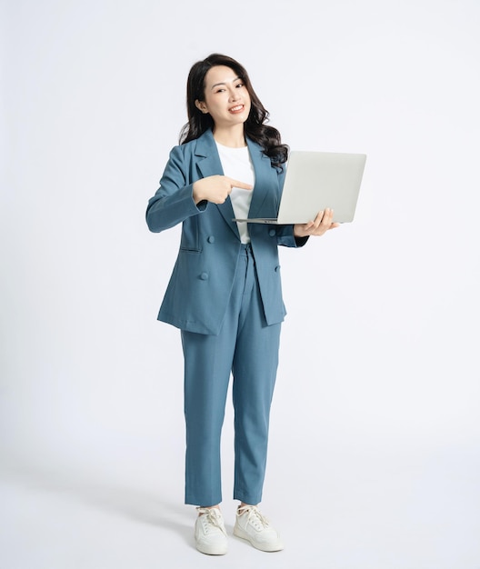 배경 에 있는 젊은 아시아 사업가 의 이미지