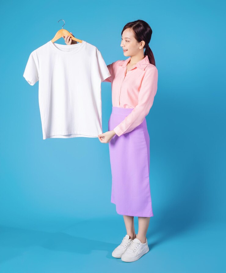 Photo 一位年輕的亞洲女商人挑選衣服的圖像