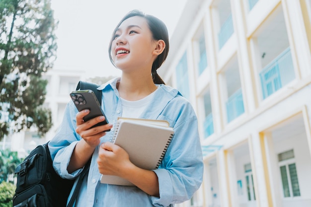 学校で若いアジアの女子大生の画像