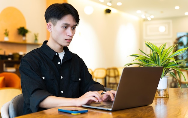 カフェで働く若いアジア人男性のイメージ