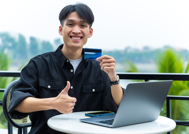 カフェで働く若いアジア人男性のイメージ