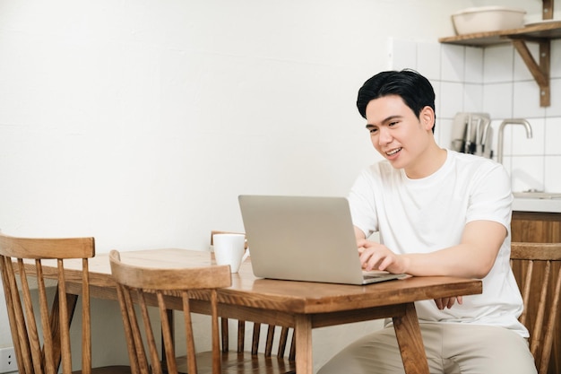 집에서 젊은 아시아 남자의 이미지