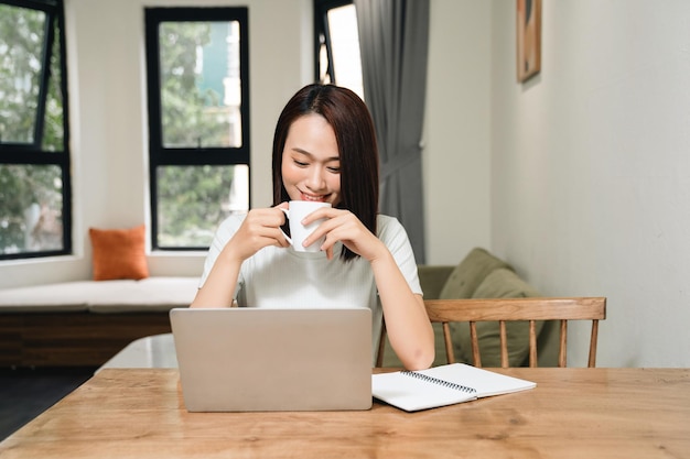 自宅でアジアの若い女性のイメージ