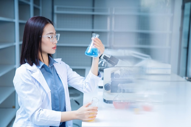 실험실에서 일하는 젊은 아시아 여성의 이미지