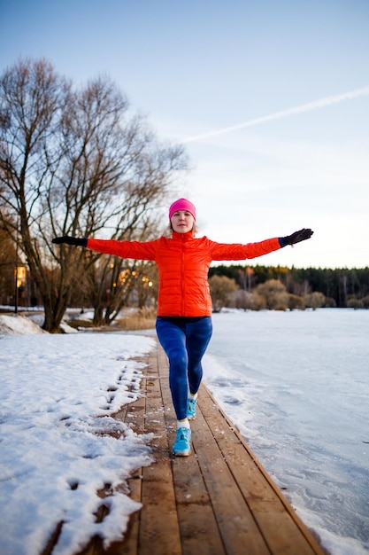 Foto immagine della ragazza giovane atleta sull'esercizio mattutino in inverno