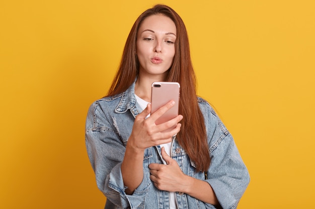 若い女性が面白いselfieのポーズの画像