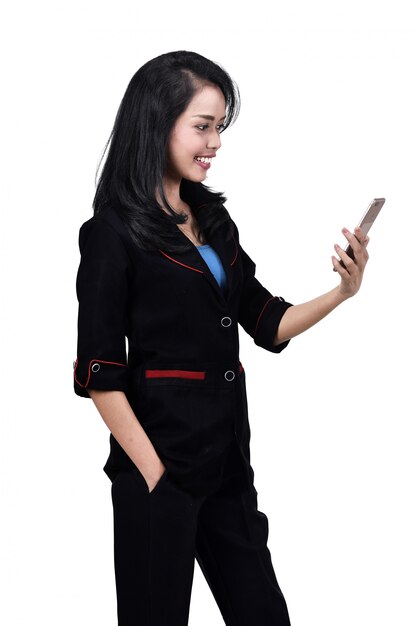 Изображения азиатских бизнес-леди с помощью мобильного телефона