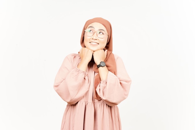 Immaginare qualcosa di bello e sorridente di bella donna asiatica che indossa l'hijab isolato su bianco