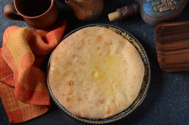 Фото Имеретинский (имерули) хачапури с сыром. грузинская традиционная кухня