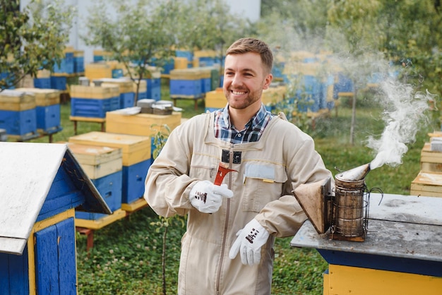 Imker werkt met bijen en bijenkorven aan bijenstal Bijen aan honingraat Frames van bijenkorf Bijenteelt Honing Gezonde voeding Natuurlijke producten