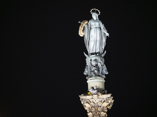 Photo immaculate conception column scuplture statue in rome at night