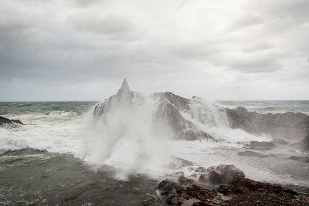 사진 거대한 바다 바위가 큰 파도에 여 자연의 힘