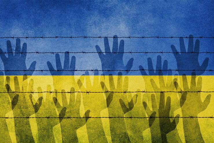 Фотография иммиграционные беженцы из украины ищущие убежища иммигранты силуэт рук за забором