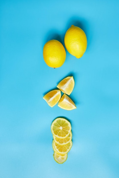 Immuniteitsverhogende voedingsmiddelen citroen op blauwe achtergrond
