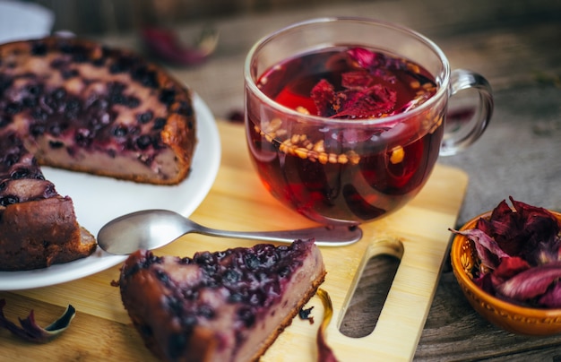 Torta di mirtilli imperfetta. un accogliente tea party fatto in casa. tavolo in legno e lino bianco.