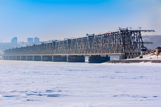 ウリヤノフスクのヴォルガ川を渡る帝国橋。冬。 1916年に建てられました。