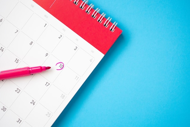 Il programma degli appuntamenti importanti scrivi sulla data della pagina del calendario bianca su sfondo blu