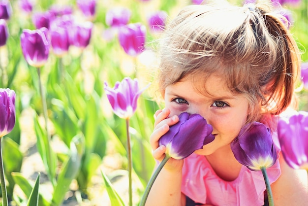花への不可能な香りの顔スキンケアアレルギー夏の女の子のファッション幸せな子供時代晴れた春の小さな女の子小さな子供自然の美しさ子供の日春のチューリップ天気予報