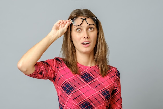 Foto donna femminile abbastanza caucasica impressionata senza parole