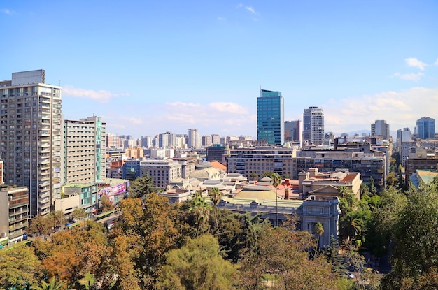 チリのサンティアゴのサンタルシアの丘から見たサンティアゴのダウンタウンの印象的な空撮