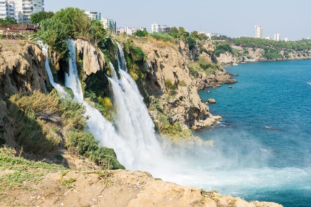 Впечатляющий водопад Дуден, падающий в море в Анталии в Турции