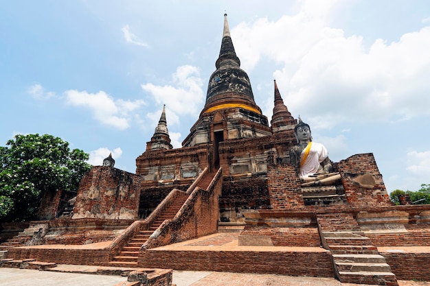 Photo impressive historic main stupa of wat yai chai mongkhon buddhist temple in ayutthaya