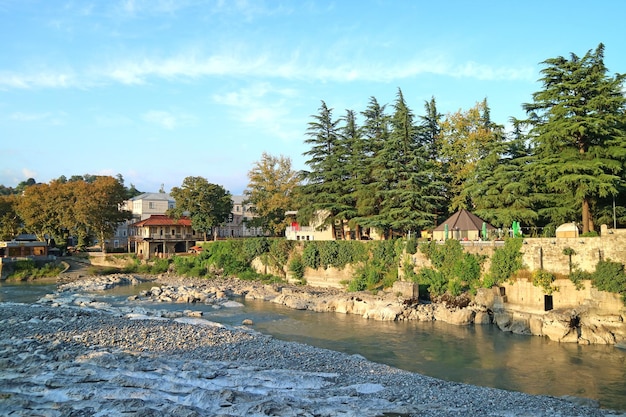 Photo impressive landscape along the river rioni view from the white bridge in kutaisi, georgia