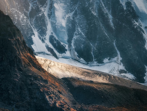 写真 雪と氷に覆われた山々の高いところにある大きな氷河のある印象的な山の風景アルタイの冬の風景