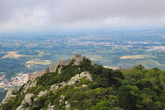 Le imponenti rovine del castello moresco di sintra ricordano ai visitatori il passato musulmano del portogallo