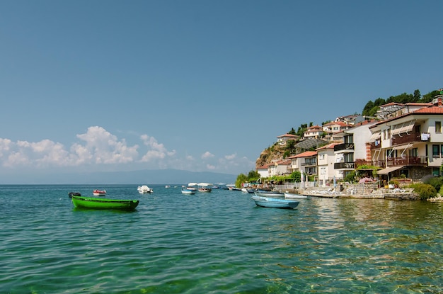 Foto una vista straordinariamente bella sul lago con le barche e sulla città di ohrid nella macedonia settentrionale