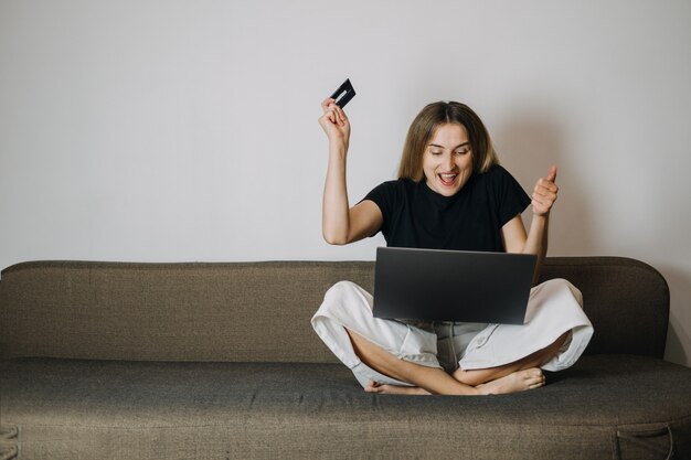 衝動買いオンラインショッピングファストファッション買い物中毒のお金の概念を自宅で若い女性