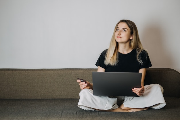 衝動買いオンラインショッピングファストファッション買い物中毒のお金の概念を自宅で若い女性