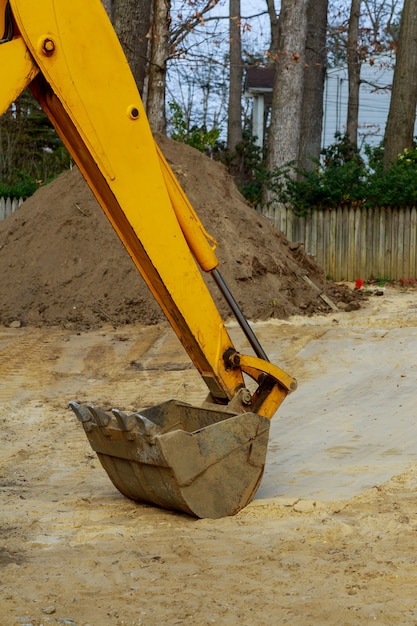 In aanbouw met graafbak erin tijdens grondverzet