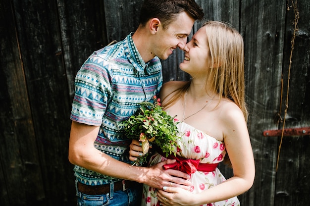 In afwachting schat, schat. Een blije familie. Een zwangere vrouw met haar geliefde echtgenoot. Ronde buik. Ouderschap. De oprechte, beste en tedere momenten. Echtgenoot strelen zwangere vrouw op houten achtergrond