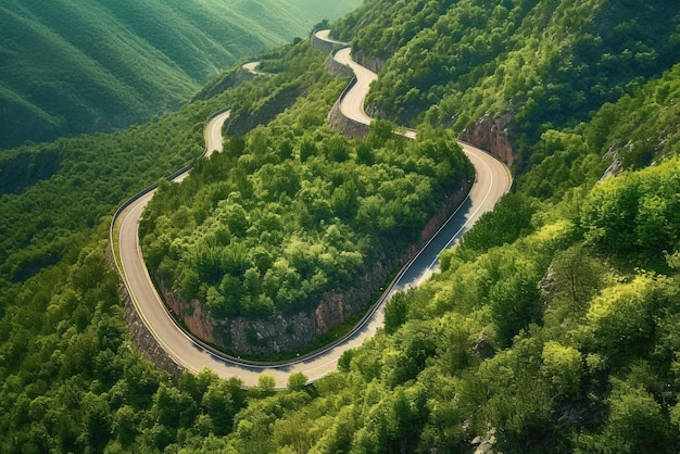 In bergachtige omgevingen met bergen zie je een afgelegen snelweg vanuit de auto rijden