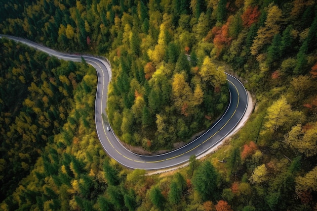 In bergachtige omgevingen met bergen zie je een afgelegen snelweg vanuit de auto rijden