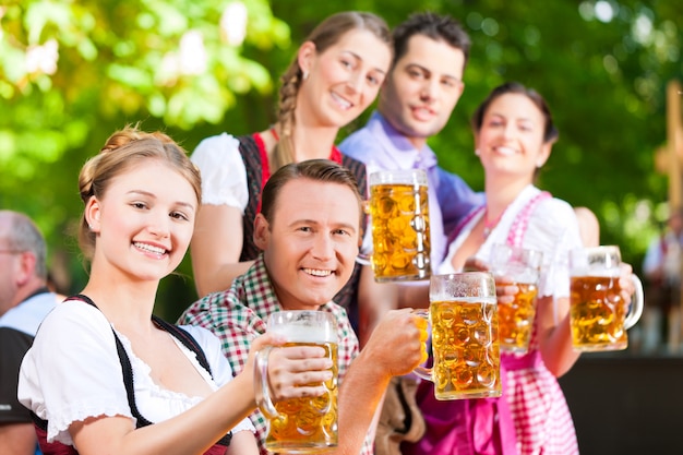 Foto in biertuin - vrienden die bier drinken