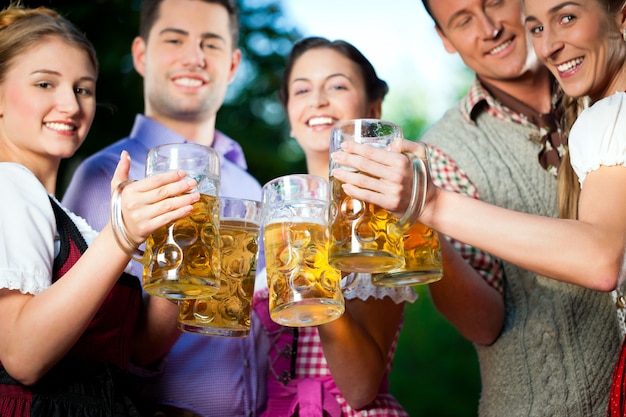 Foto in biertuin - vrienden die bier drinken