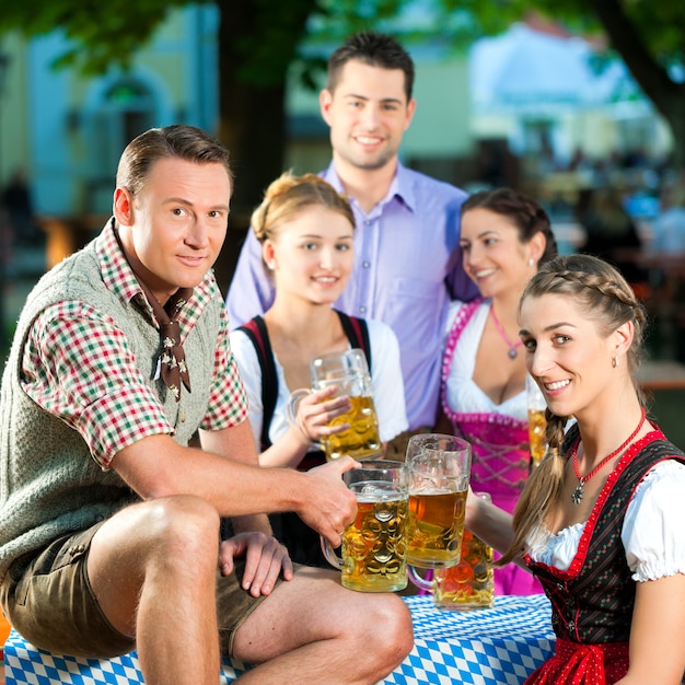 In Biertuin - vrienden die bier drinken