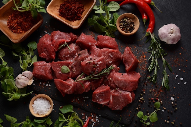In blokjes gesneden rauw rundvlees met ingrediënten, kruiden en specerijen