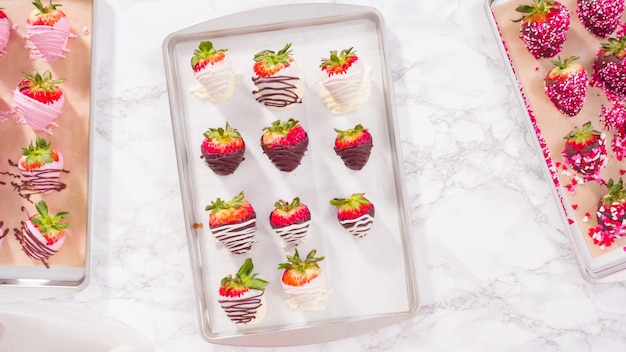 In chocolade gedompelde aardbeien