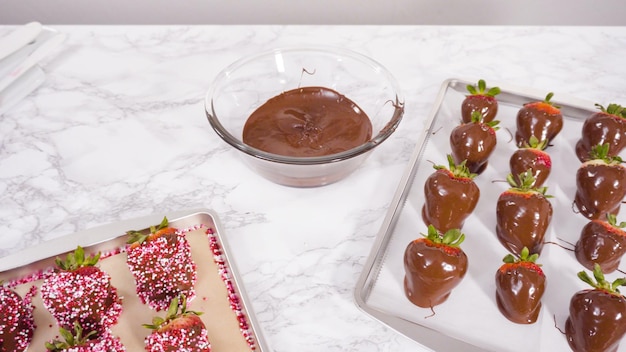 In chocolade gedompelde aardbeien