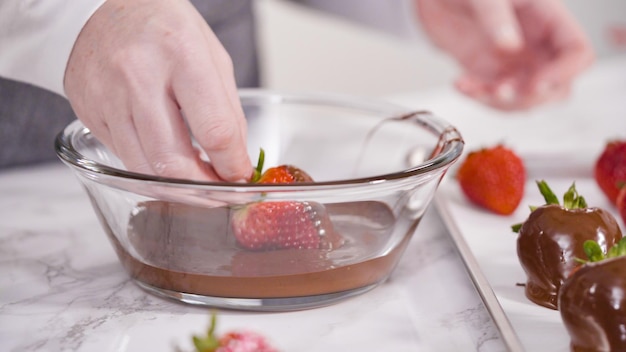 In chocolade gedompelde aardbeien