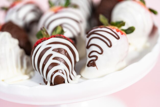 In chocolade gedompelde aardbeien
