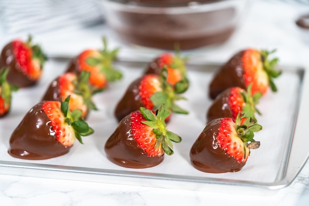 In chocolade gedompelde aardbeien