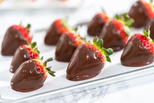 In chocolade gedompelde aardbeien